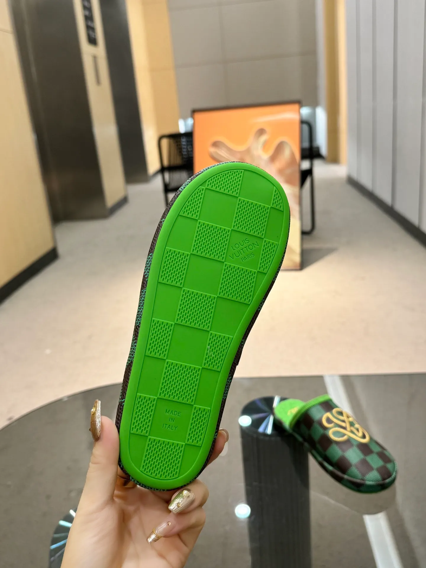 👟👟Ex-factory price 320👟👟 The 2024 couple’s counter features the latest hard goods of LV and Loewe co-branded slippers🆕 ✿Purchase level! Full of high-end feel! A popular model among bloggers at home and abroad, it’s retro and fashionable and looks amazing on your feet! Official website main recommendation code number 35-46